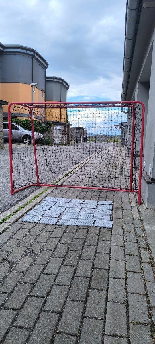 Prodám florbalovou branku včetně plastového tatami