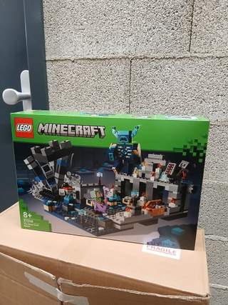 Lego 21246. Bitva v Deep Darku.