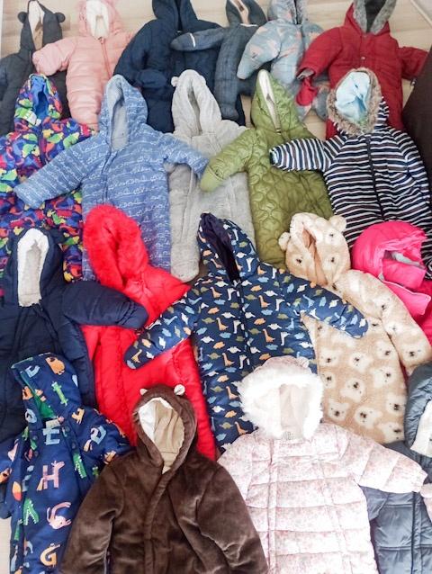 Balík kojenecké kombinézy. Second hand z Anglie 10 kusů