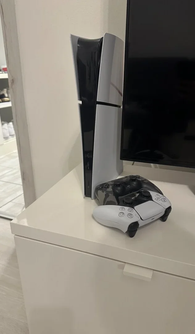 PS5 SLIM DE, 2 ovladače + záruka do 7/2029.   Herní konzole