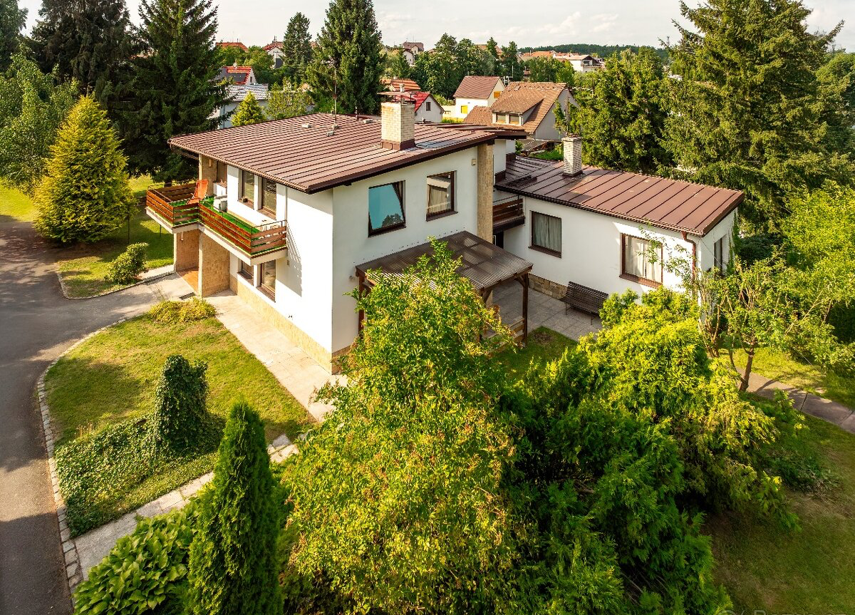 Vila s velkým pozemkem v centru Úval u Prahy