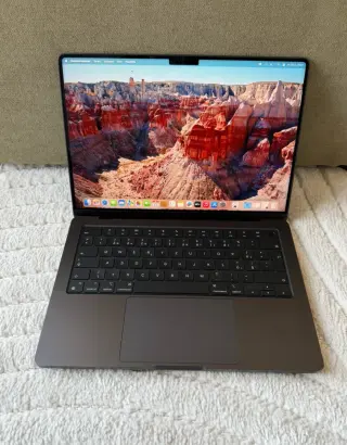 APPLE MacBook Air 13,6" (2025) / M4 / 16GB RAM / 256GB / CZ